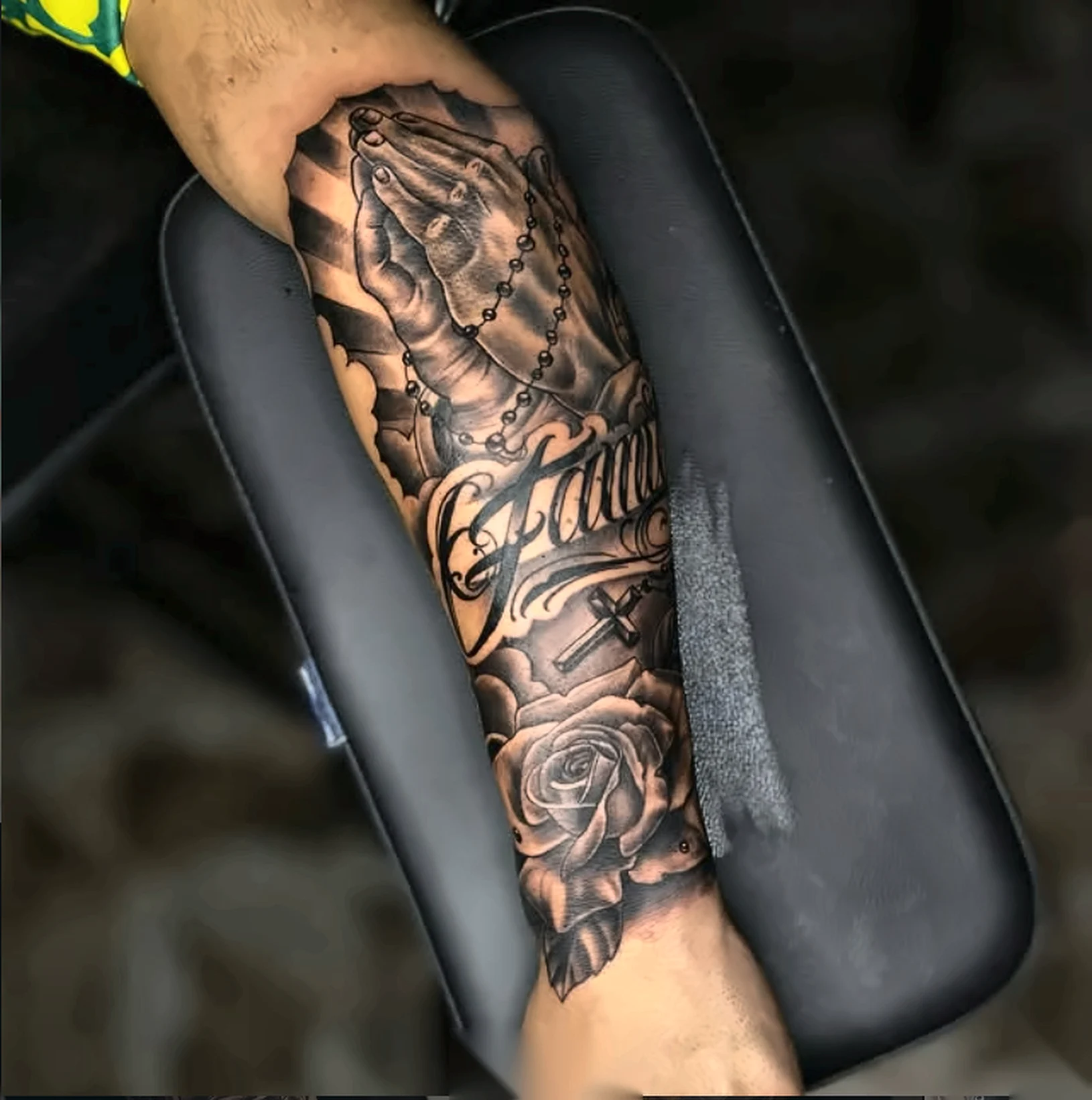 Tatuagem religiosa no braço
