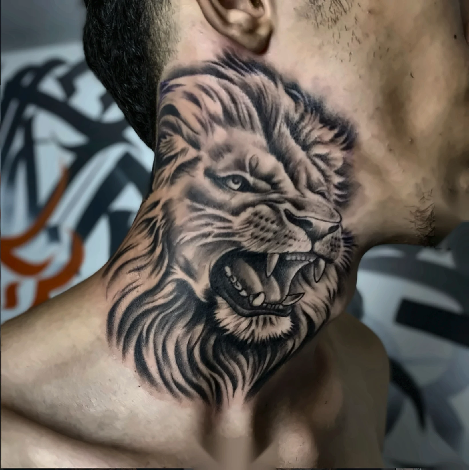 Leão realista tatuado no pescoço