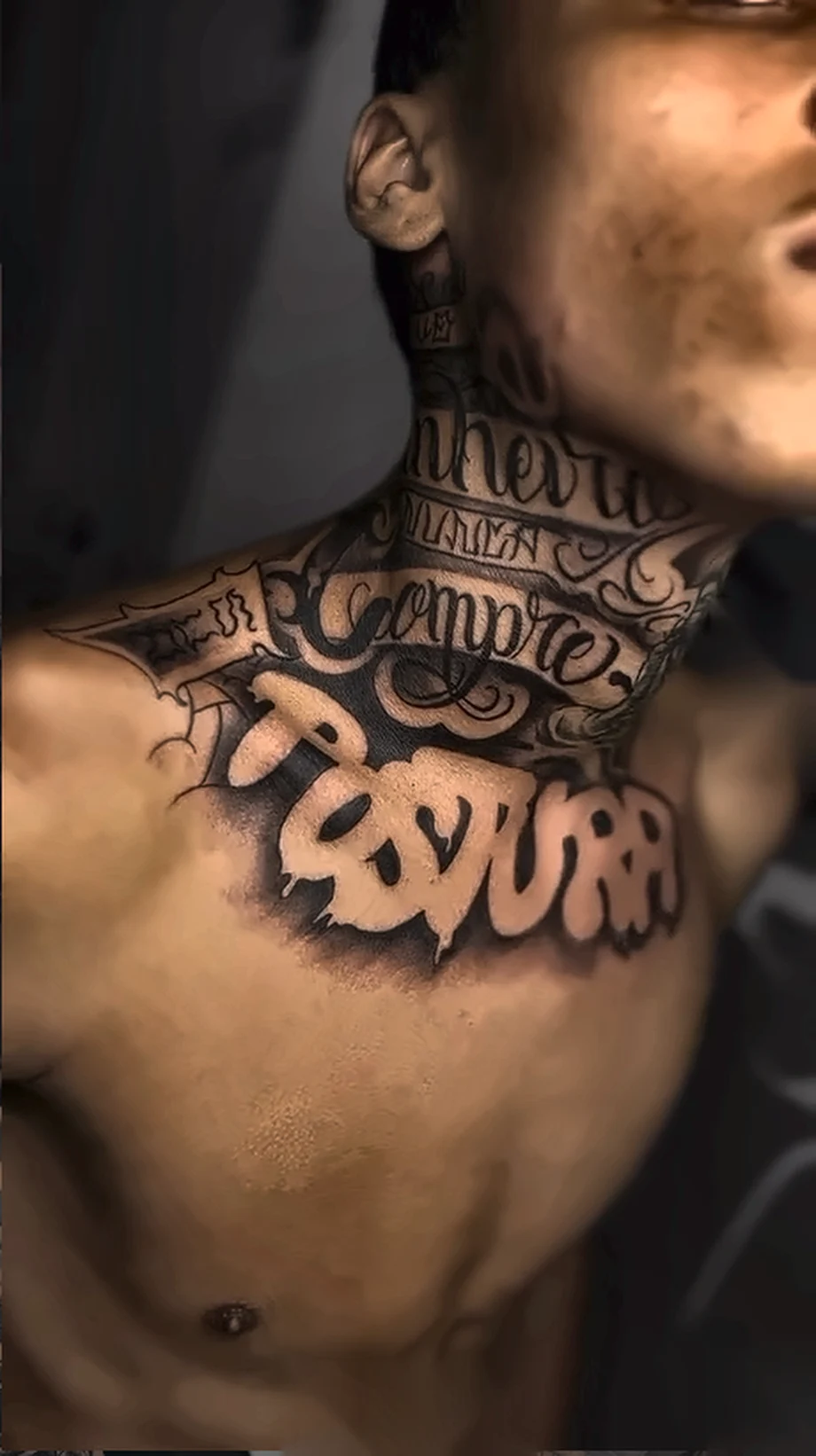 Lettering no peito e pescoço