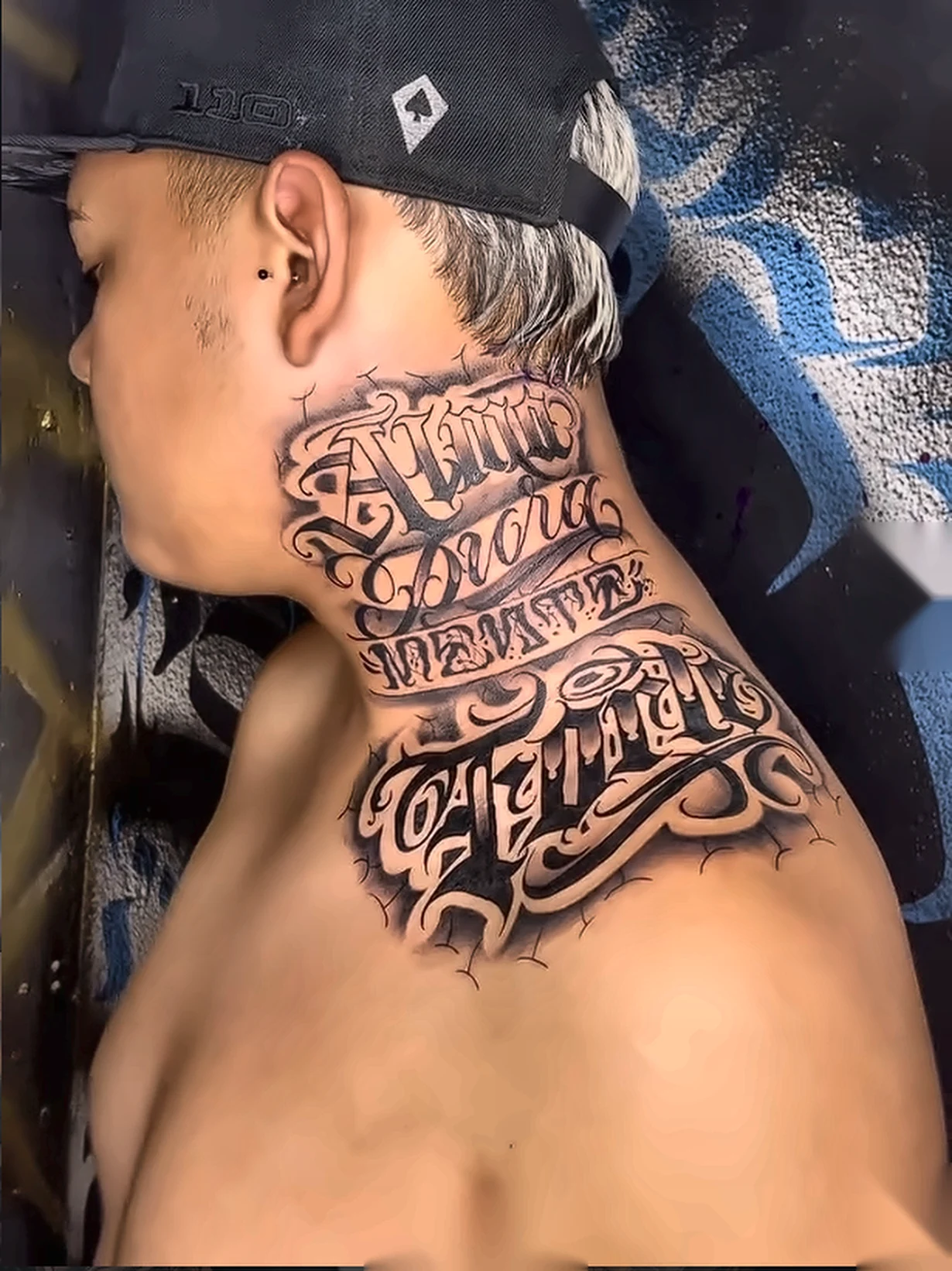 Lettering no pescoço