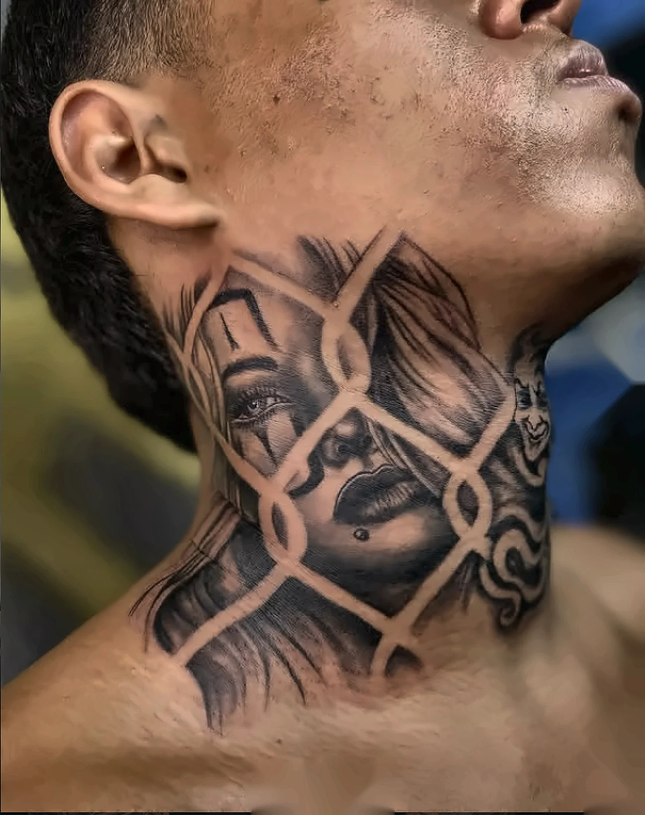 Catrina realista no pescoço