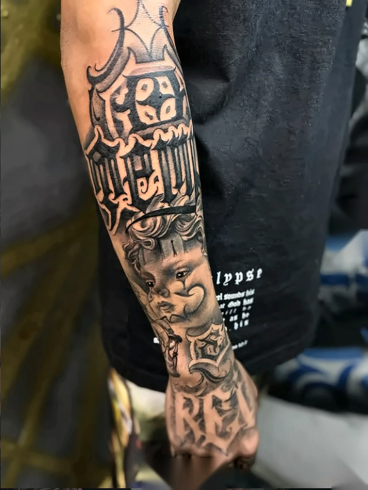 Arte urbana autoral no braço e mão