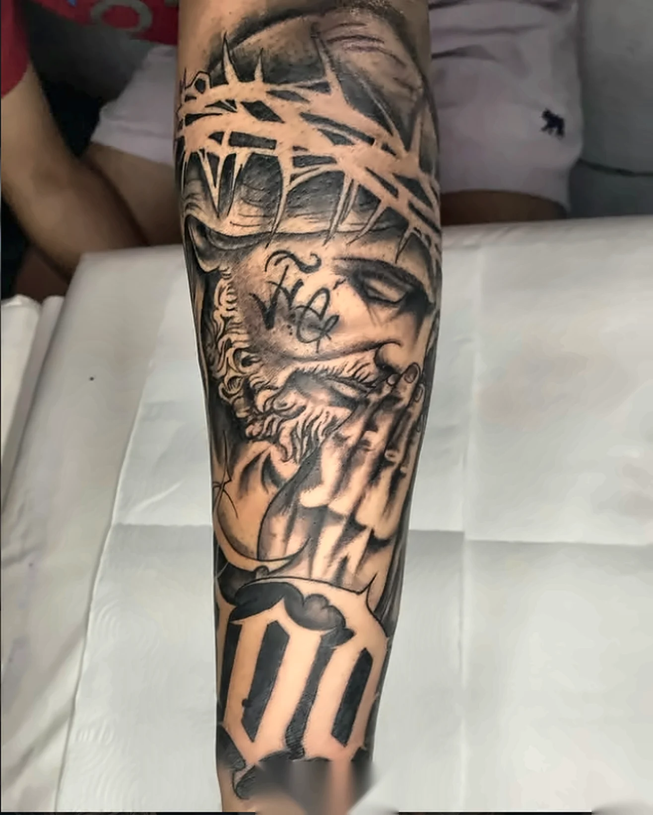 Jesus realista no braço
